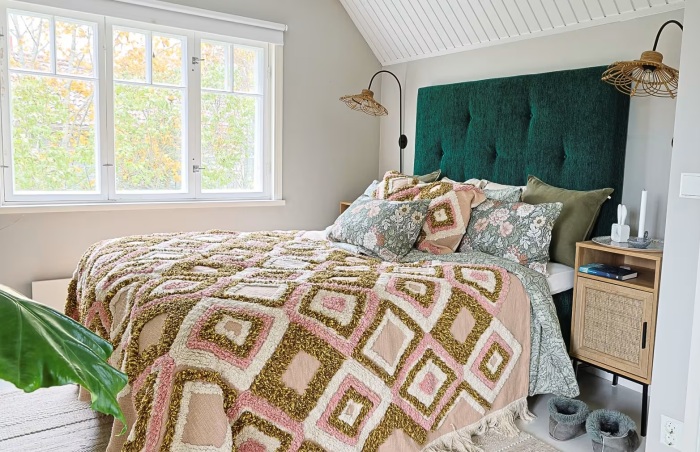 Двуспальная кровать у большого окна может похвастаться ярким изголовьем (Эспоо, Финляндия). | Фото: | Фото: meillakotona.fi.