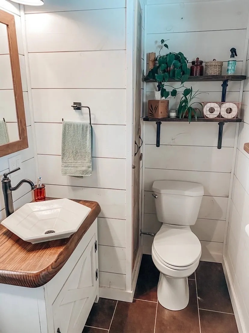 К дому подведен водопровод, так что можно использовать смывной унитаз.