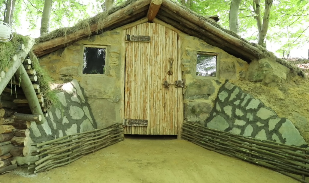 Двери и окна изготовлены из подручных материалов. Двери и окна изготовлены из подручных материалов.