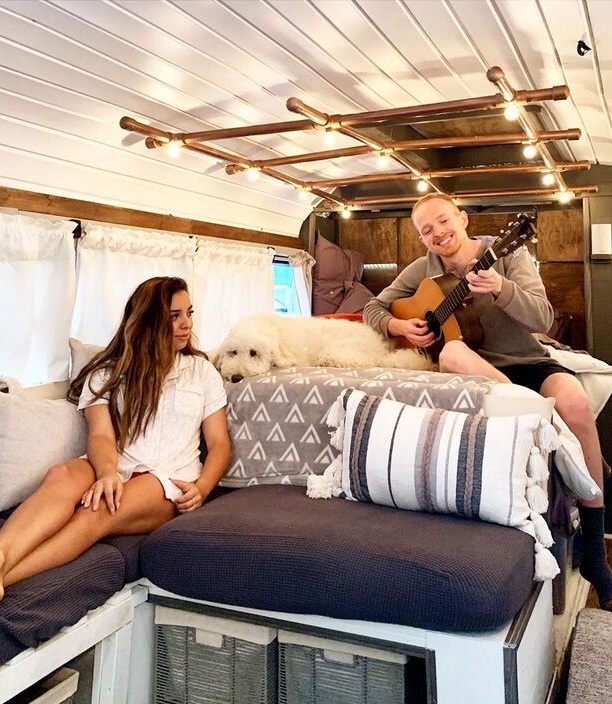 Приятным продолжением гостиной стала спальня («Бродяга»).