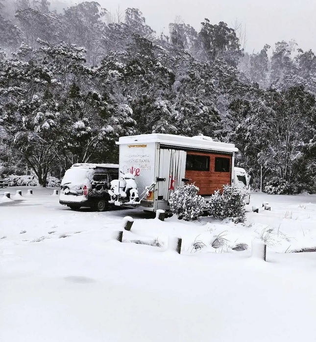 В некоторых регионах Австралии также бывает снег и морозы, что на себе остро ощутили любители путешествий. | Фото: elitecaravans.com.au.