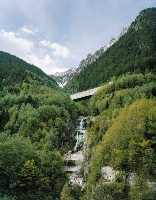 Огораживают автострады, ж/д магистрали и мосты в живописной природной зоне (Швейцария). | Фото: visarte-fribourg.ch.