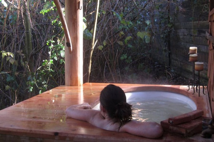 Рядом с лесной хижиной имеется подогреваемая ванная (Japanese Forest House, Орегона). | Фото: travelpluss.wordpress.com.
