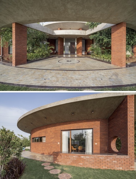 Крыша с достаточной длиной карнизов предохраняет от потоков воды и обеспечивает тенью (The Ring House, Индия).