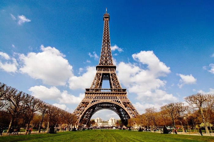 Современный вид Эйфелевой башни (Париж).