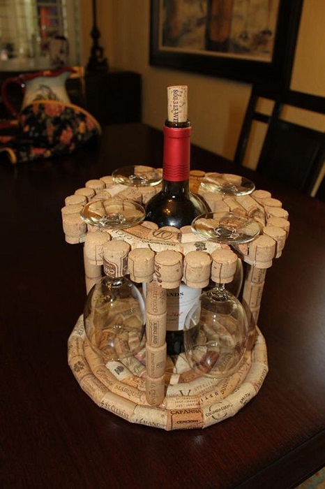 Интересная подставка для бокалов и бутылочки вина украсит романтический ужин.