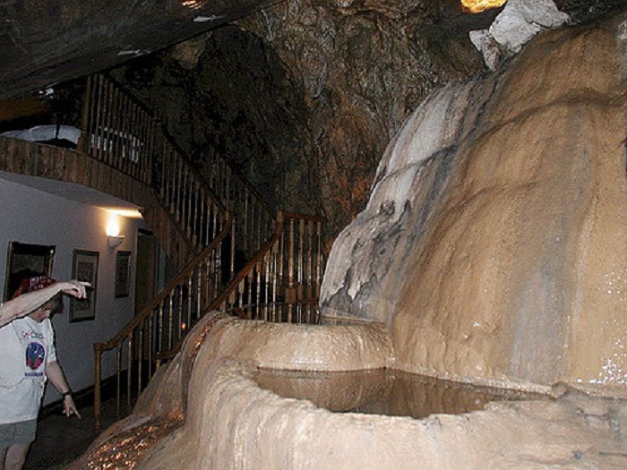 Настояний водопад в холле пещерных апартаментов.