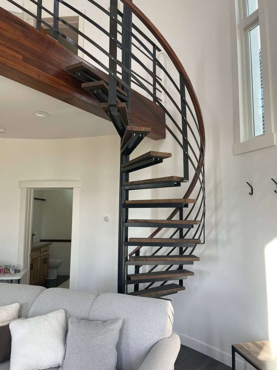 В гостиной Grain Bin Getaway установлен мягкий диван. В гостиной Grain Bin Getaway установлен мягкий диван.