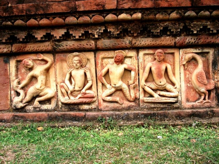 Храм окружен множеством каменных изваяний и барельефов, по которым можно изучать историю и весь божественный пантеон буддистов (Somapura Mahavihara, Бангладеш). | Фото: sabbirtourism.blogspot.com.