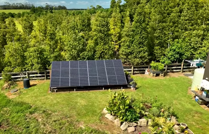 Солнечные панели позволяют жить вне сети. | Фото: youtube.com.