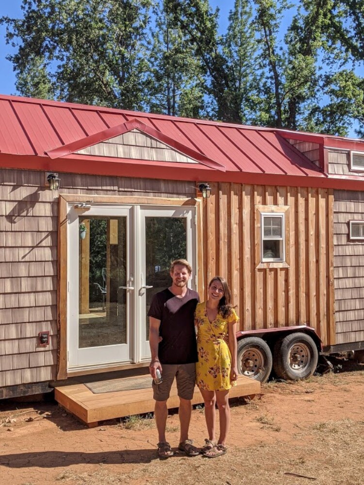 Счастливые домовладельцы возле своего детища.