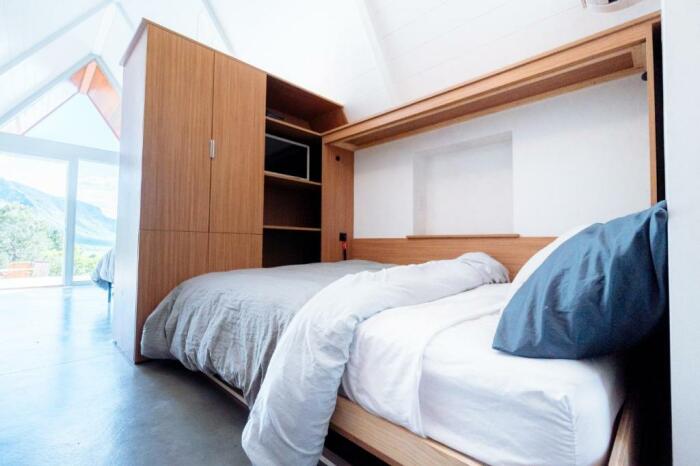 Второе спальное место можно спрятать в шкаф. | Фото: booking.com.