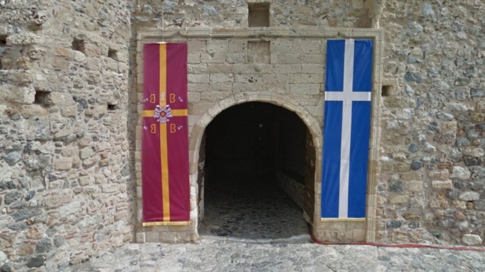 Те самые, единственные ворота, которые приведут в самый атмосферный средневековый город Греции (Monemvasia). | Фото: tour2go.ru.
