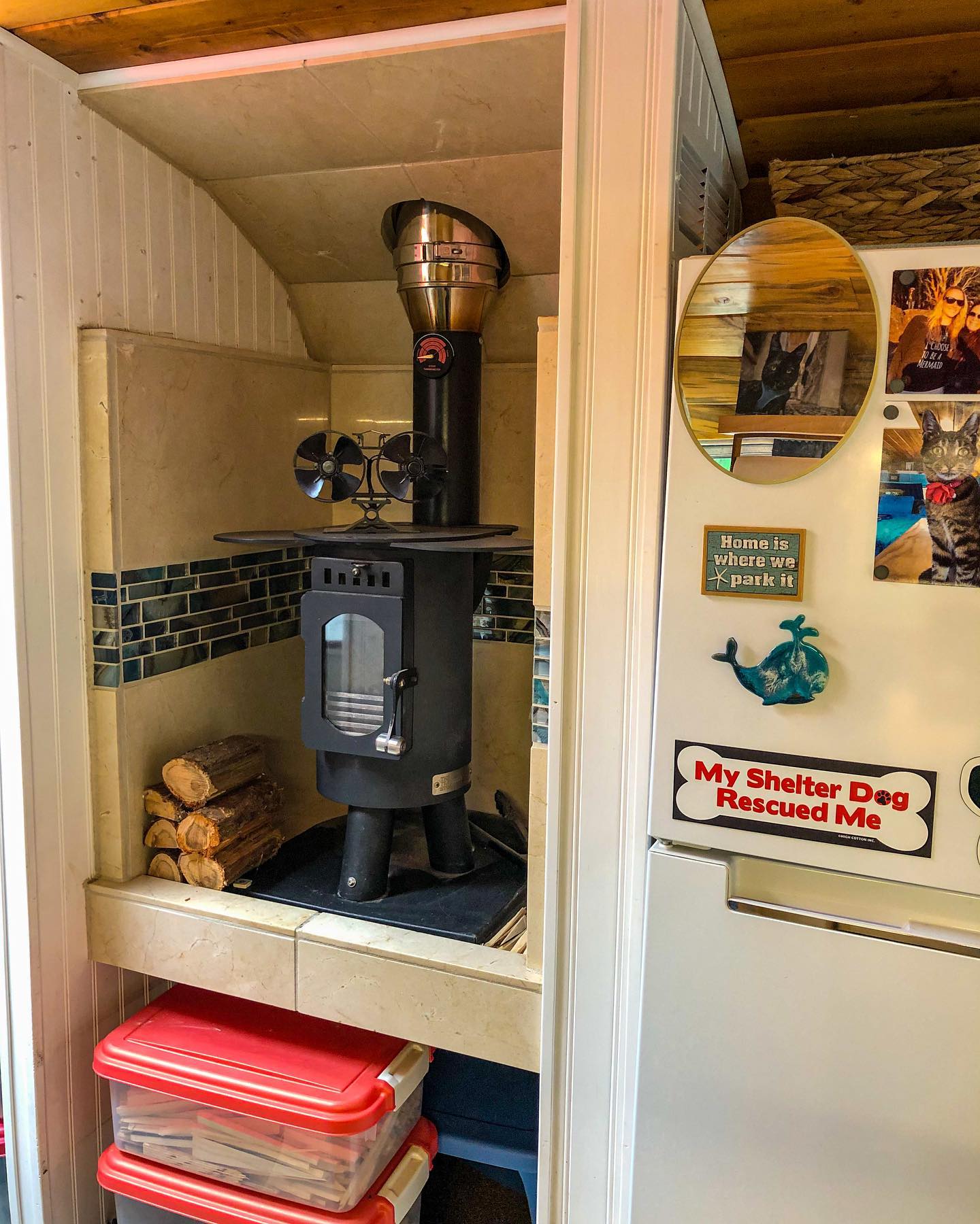 Дровяная печь обеспечивает живым теплом. Дровяная печь обеспечивает живым теплом.