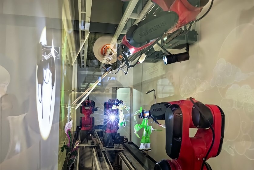 Роботизированная рука выступает в роли актеров в кукольном театре теней (Shenzhen Science & Technology Museum). Роботизированная рука выступает в роли актеров в кукольном театре теней (Shenzhen Science & Technology Museum).