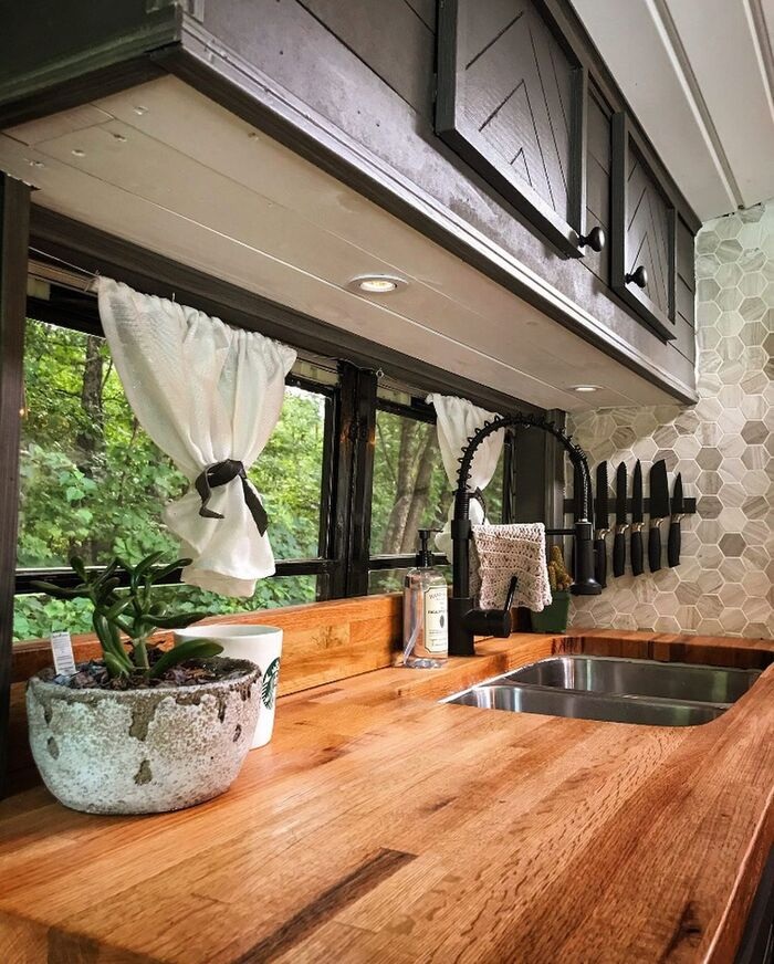 Старые доски после шлифовки превратились в отличные столешницы и шкафы для The Roamer.