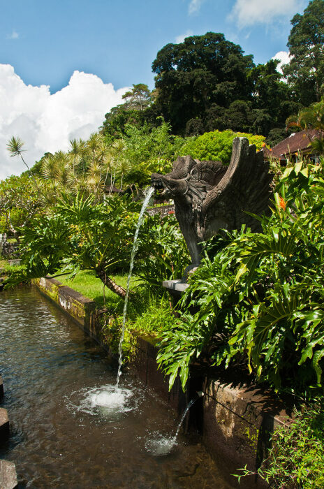 Большинство внушительных скульптур являются дополнительными фонтанами, подпитывающими пруды и бассейны водного комплекса (Tirta Gangga Water Palace, Бали). | Фото: digitaltravelcouple.com.