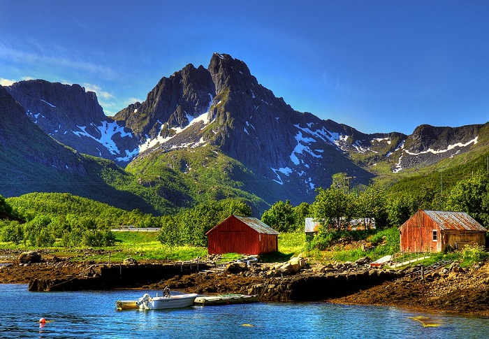 Даже в суровом краю есть необыкновенные места (Лофотенские острова, Норвегия).