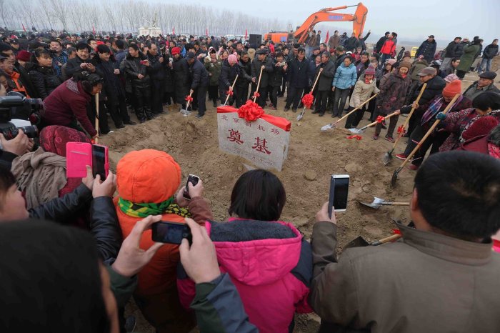 Первый камень в основание нового аэропорта был заложен 26 декабря 2014 г. («Дасин», Пекин). | Фото: bugaga.ru.