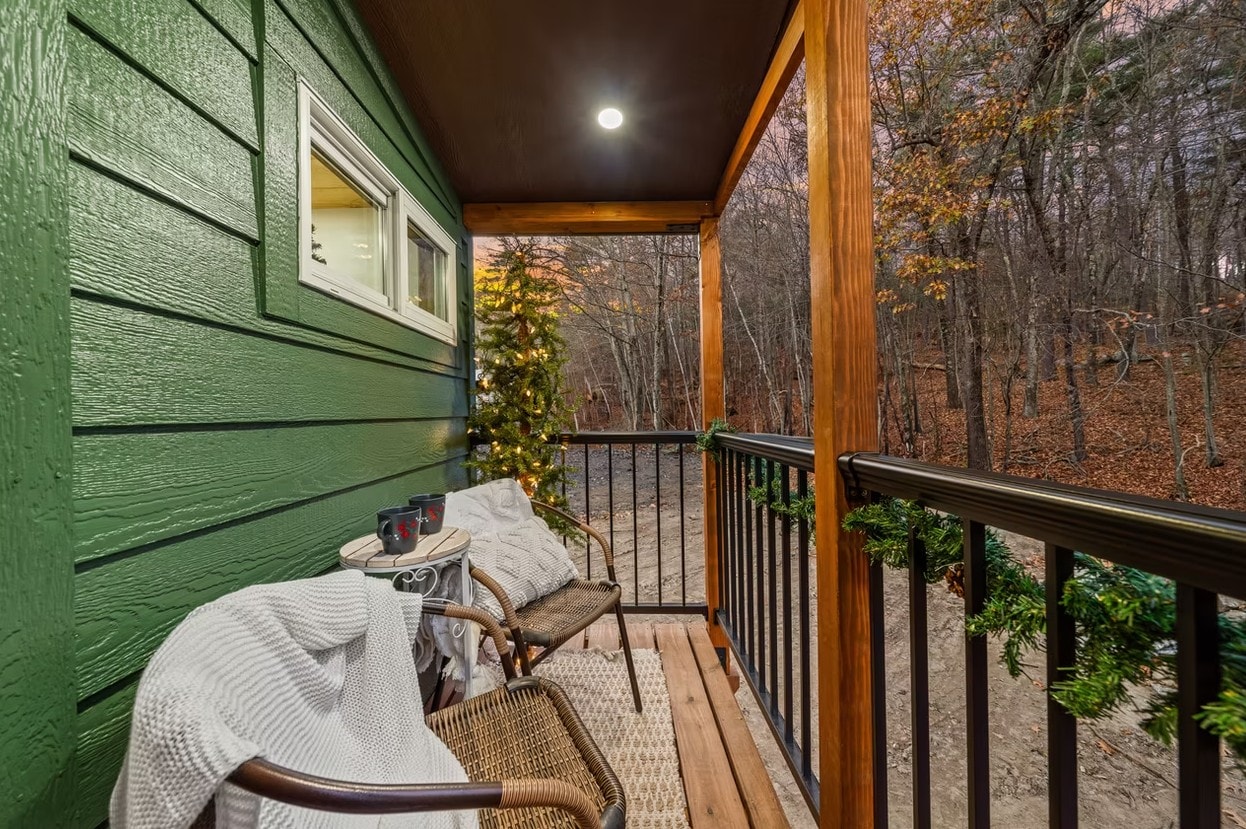 Фасад The Spruce облицован досками, окрашенными в насыщенный зеленый цвет.