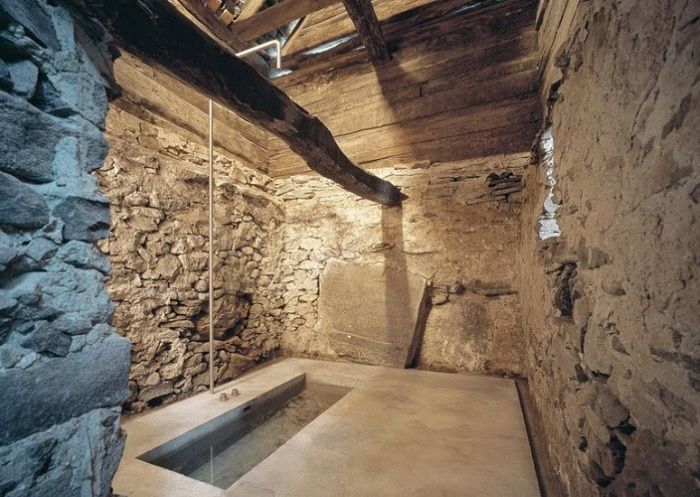 Атмосферная ванная комната способна удивить постояльцев (Casa d'Estate, Швейцария). | Фото: milkdecoration.com.