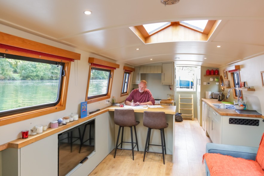 Обеденный стол может стать рабочим.