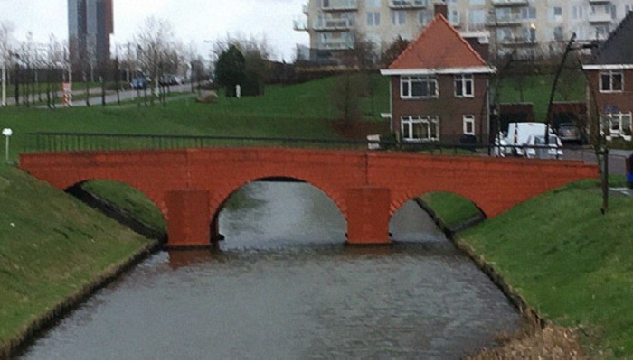 Вот так «средневековый» мост выглядит на фоне современного городского ландшафта (Spijkenisse, Голландия). | Фото: bugaga.ru.