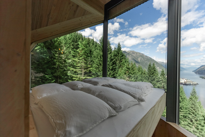 Одно нажатие на кнопку превращает гостиную в спальню с роскошными видами за масштабным окном (Woodnest Mountaintops, Норвегия). | Фото: woodnest.no.