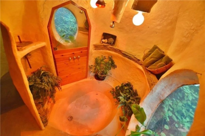 Еще одна ванная комната в «пещерном» доме Le Chant du Cygne, за который просят 400 тыс. долларов (Нью-Конкорд, штат Огайо). | Фото: crainscleveland.com.