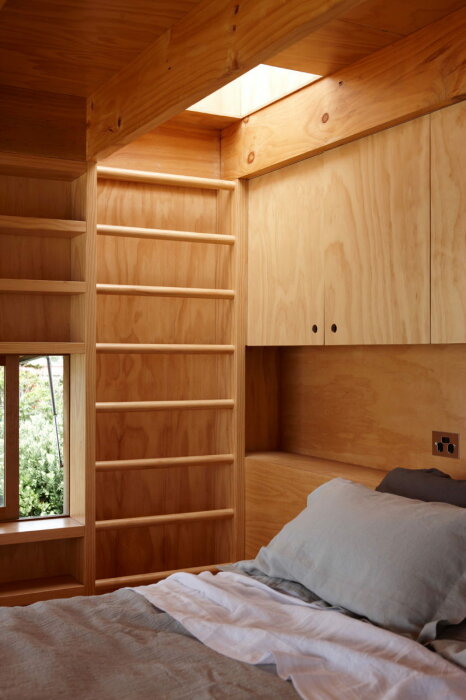 Уединенная спальня на мезонине является связующим звеном между жилым пространством и террасой на крыше (The Hut on Sleds, Новая Зеландия). | Фото: worldarchitecture.org.