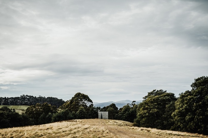 Самым неожиданным объектом «Триптиха» стала арт-композиция, построенная на вершине холма (Pulmonum, Тасмания). | Фото: wallpaper.com.
