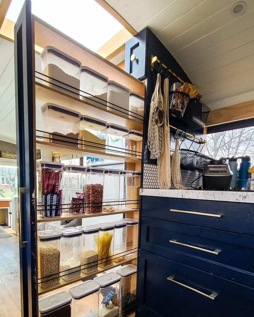 Выдвижная кладовая.