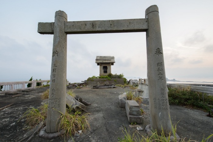 Руины храма, где шахтеры молились о счастливом возвращении с забоя, расположенном на 600-метровой глубине (Hashima Island, Япония). | Фото: thegate12.com.