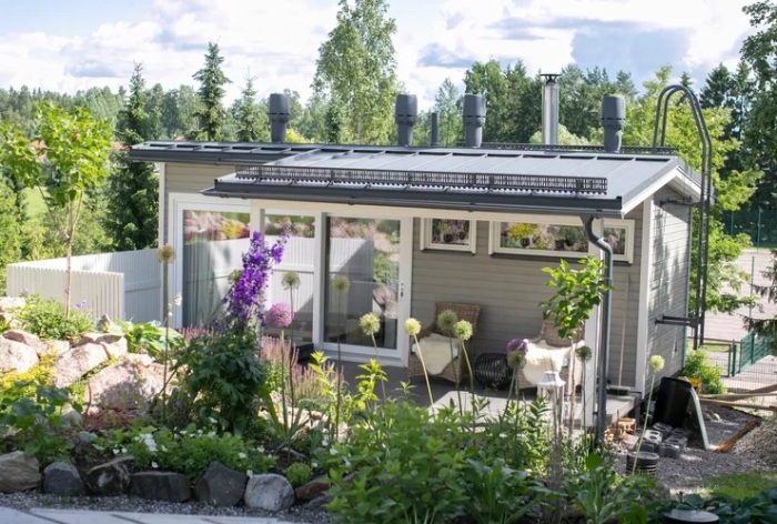 На участке имеется сауна, которой пользуются по очереди с соседями (Эспоо, Финляндия). | Фото: lemurov.net.
