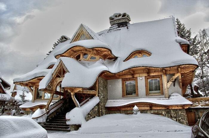Сказочные дома украшают подножия Татр в любое время года, но зимой они особенно очаровательны. | Фото: rooferscoffeeshop.com.