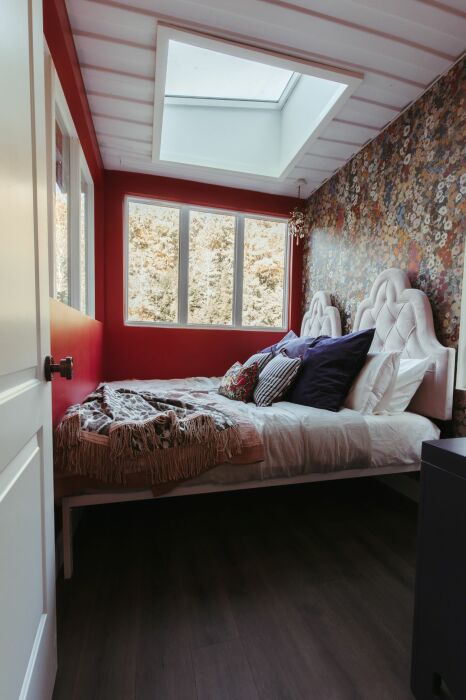 Более уединенная спальня также имеет мансардные окна, позволяющие наблюдать за звездами (Roca Box Hop, США). | Фото: theboxhop.com.