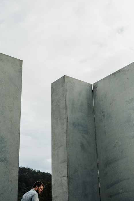 Уникальная, неповторимая и не поддающаяся оценке бетонная структура стала связующим звеном между всеми архитектурными объектами и природой (Pulmonum, поместье Triptych). | Фото: wallpaper.com.