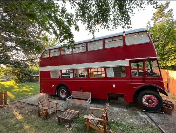 70-летний двухэтажный автобус стал привлекательным жилищем. | Фото: lifetinyhouse.com.
