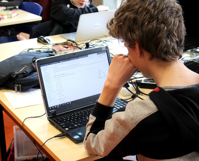 Дети в школе изучают все рекомендованные Министерством образования обязательные предметы самостоятельно (Agora College, Нидерланды). | Фото: medium.com.