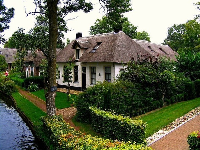 Главная изюминка в оформлении крыши дома - использование болотного тростника.