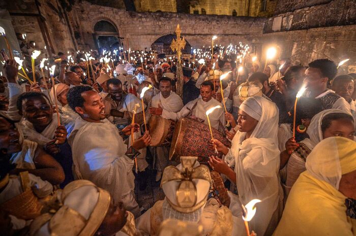 Эфиопские православные в древнем храме во время религиозного праздника. | Фото: wildrussia.travel.ru.