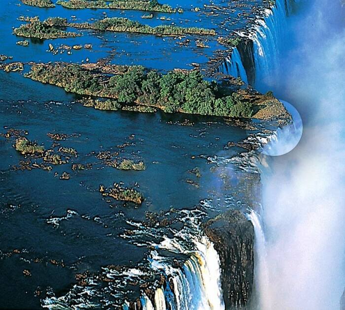 На вершине самого высокого водопада в мире имеется множество природных бассейнов. (Виктория, Южная Африка). | Фото: roamingaroundtheworld.com.