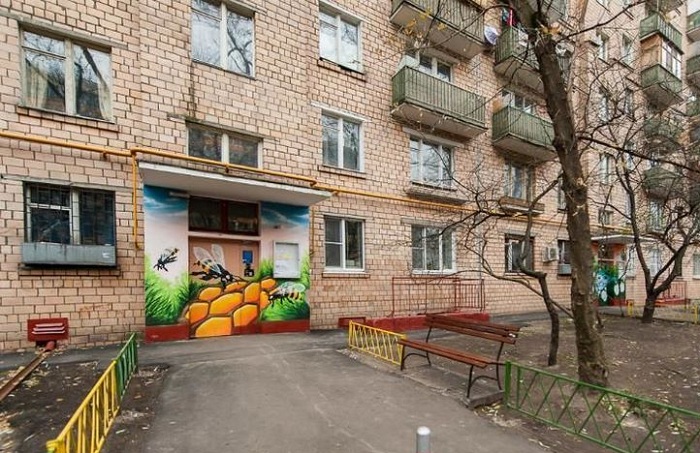 Так оформили вход в подъезд неравнодушные жильцы. | Фото: antipriunil.ru.