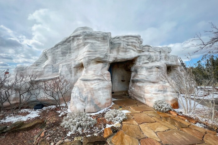 Фасад Casa de Roca покрыли пеной, создающей иллюзию облака. | Фото: estately.com.