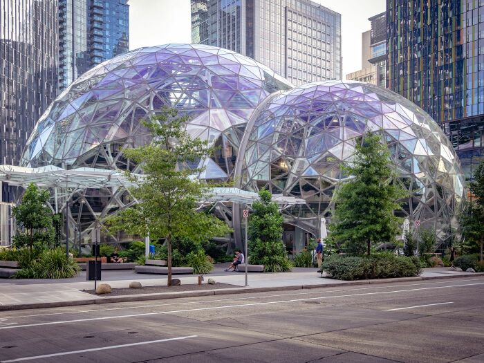 В новой штаб-квартире компании Amazon сделано все, чтобы сотрудники могли собраться и обсуждать инновации вместе (Amazon Spheres, Сиэтл).