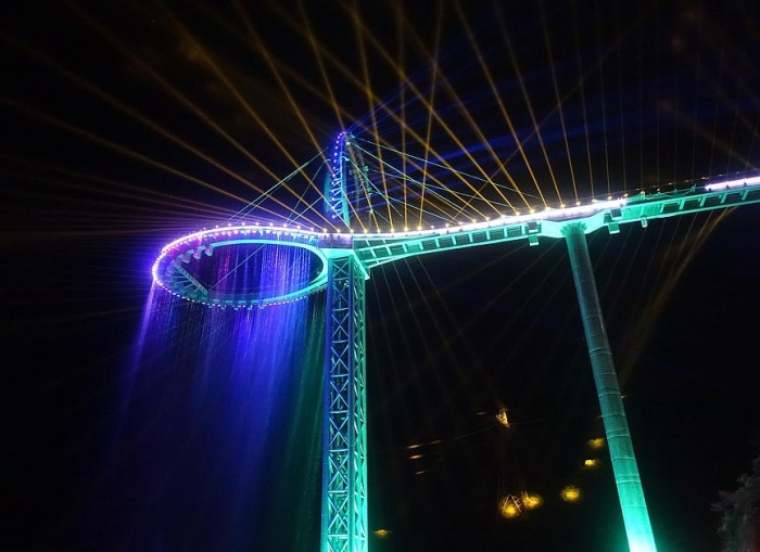 На строительство консольного моста-рекордсмена было потрачено 40 млн долларов и 12 месяцев упорного труда (Huangtengxia Tianmen Sky Walk, Гуандун). | Фото: hughesnewstoday.com.