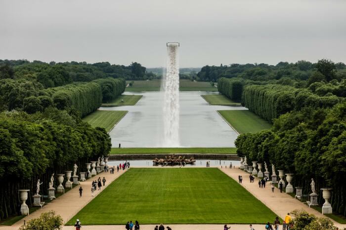 Если смотреть на водопад с парадных ступеней Версальского дворца, можно насладиться всей красотой инсталляции (Olafur Eliasson – Waterfall, Париж). | Фото: mydesignagenda.com.