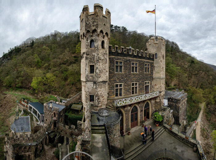 Поговаривают, что по галереям Reichenstein Castle бродит самый настоящий призрак (Трехтингсхаузен, Германия). | Фото: great-castles.com.