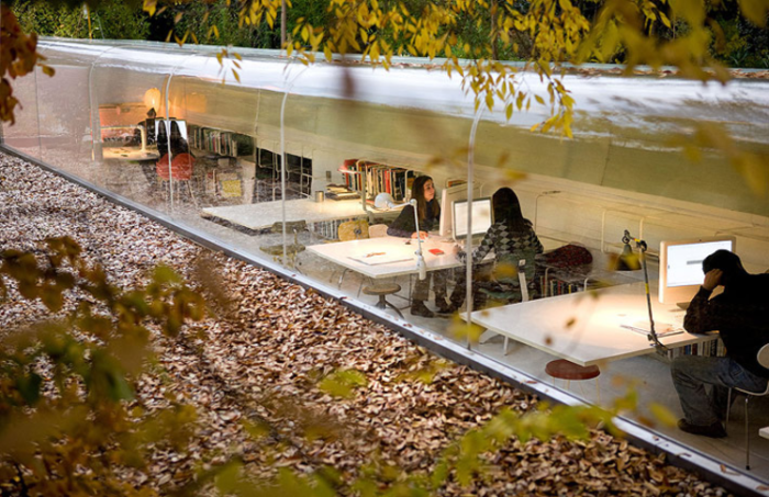 Офис в форме туннеля с масштабным остеклением и без архитектурных излишеств – прекрасный пример объединения внутреннего и внешнего пространства (офис Selgas Cano, Мадрид). | Фото: designdistrict.co.uk.