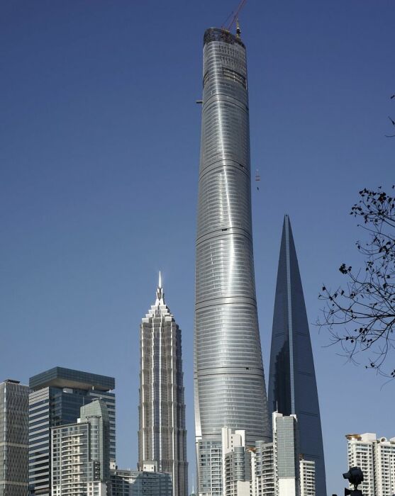 Асимметрия башни снизила ветровые нагрузки на 24%, что привело к экономии как строительных материалов, так и в дальнейшей эксплуатации (Шанхайская башня, Китай). | Фото: liveabout.com.